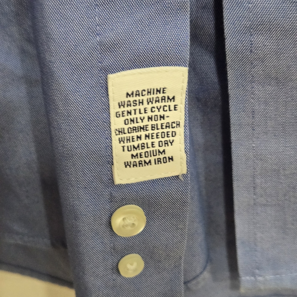 Roundtree & Yorke Light Blue Button-Up Shirt - Picture 3 of 3